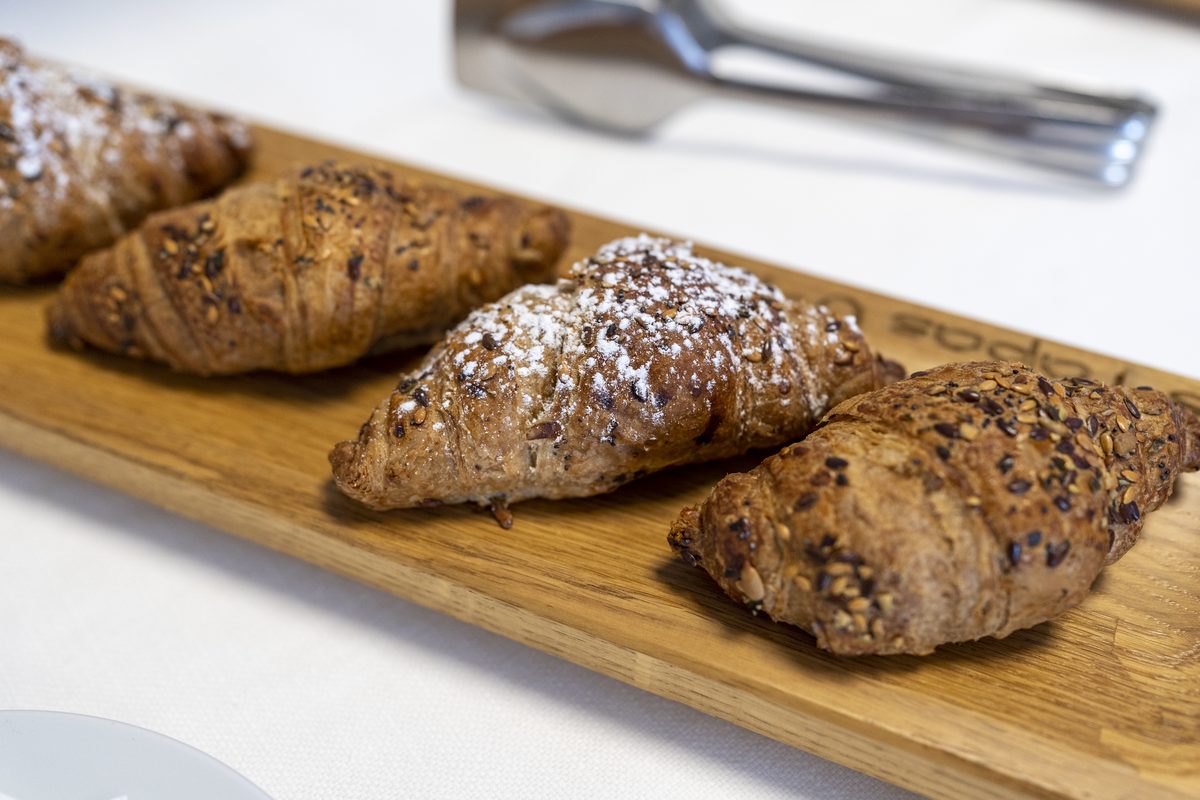 Vassoio di cornetti del buffet della colazione