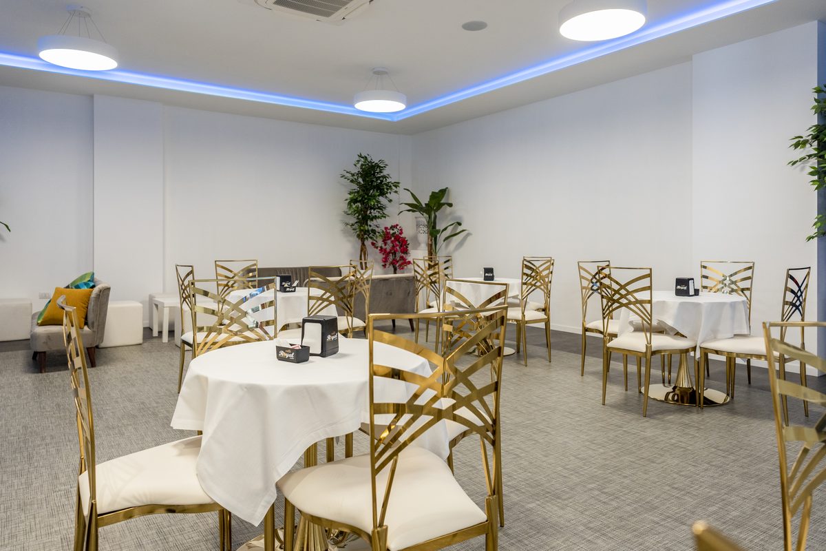 Sala eventi con tavoli tondi apparecchiati