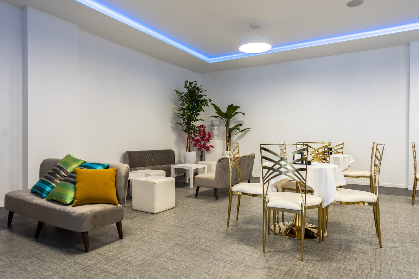 Sala comune dell'hotel con divanetti e tavoli